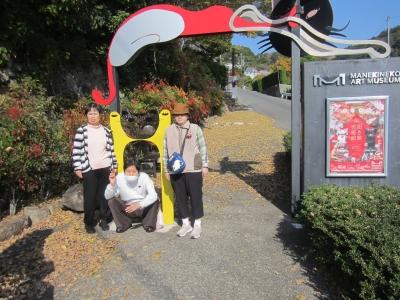 招き猫美術館入口にて